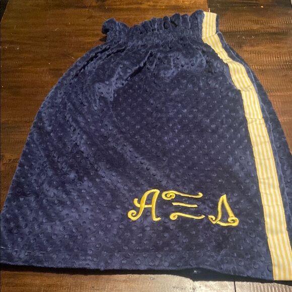 Navy Blue bathroom robe wrap with Yellow Embroidery Alpha Sigma Alpha Logo - Picture 1 of 7